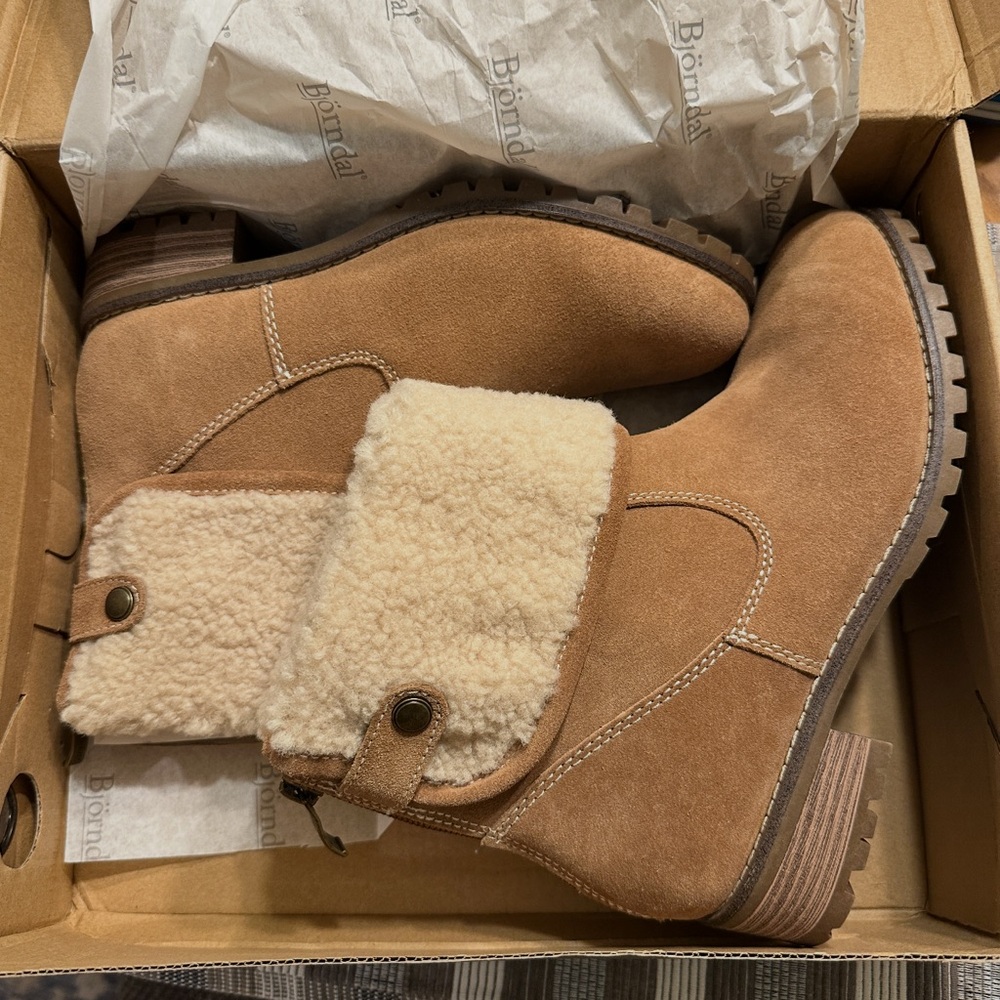 Brown Suede Ankle Boots with Shearling Lining size 7.5 leather